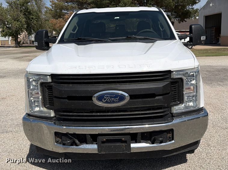 image for item EP7702 2019 Ford F350 Super Duty Crew Cab pickup truck
