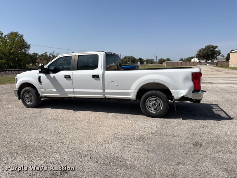 image for item EP7702 2019 Ford F350 Super Duty Crew Cab pickup truck