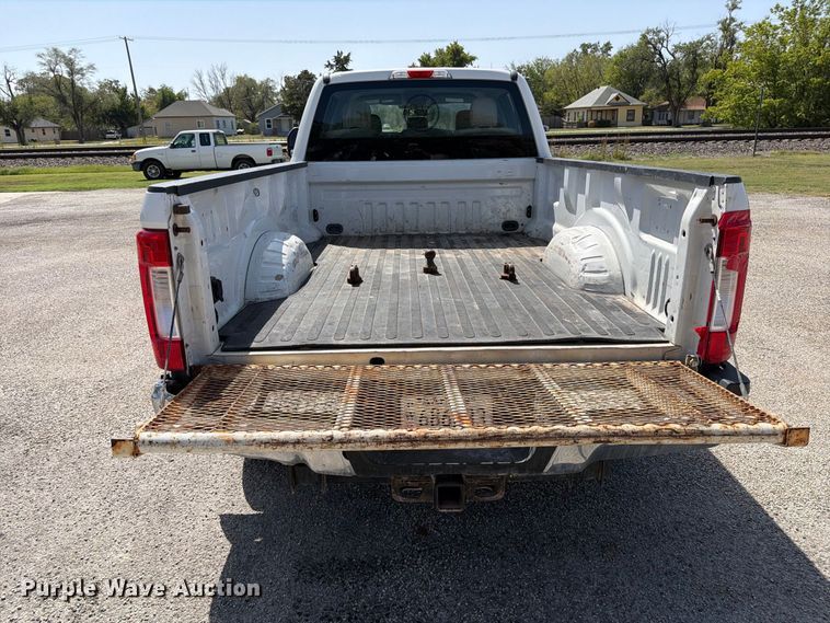 image for item EP7702 2019 Ford F350 Super Duty Crew Cab pickup truck