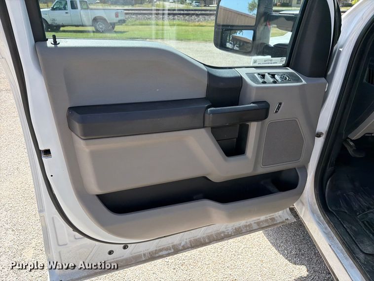 image for item EP7702 2019 Ford F350 Super Duty Crew Cab pickup truck