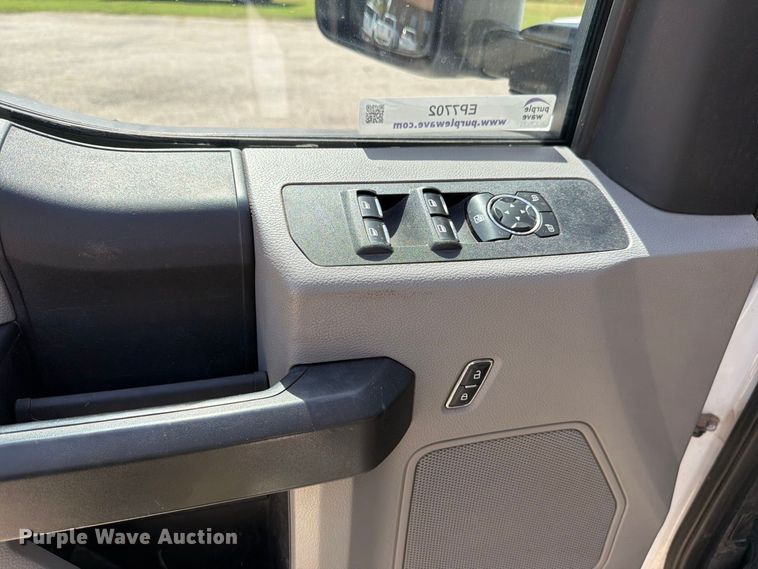 image for item EP7702 2019 Ford F350 Super Duty Crew Cab pickup truck