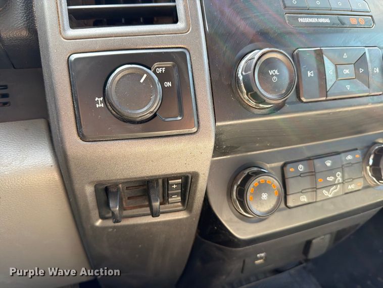 image for item EP7702 2019 Ford F350 Super Duty Crew Cab pickup truck