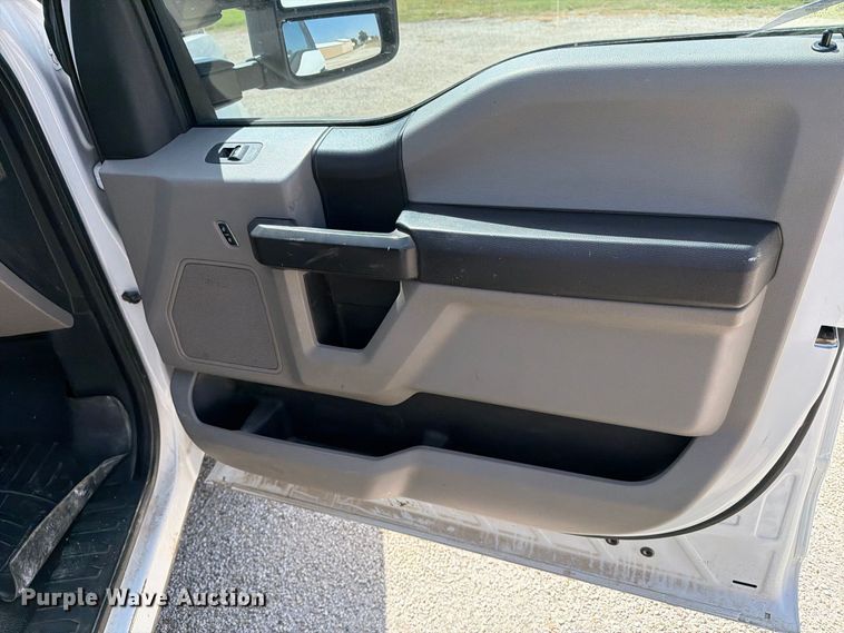 image for item EP7702 2019 Ford F350 Super Duty Crew Cab pickup truck