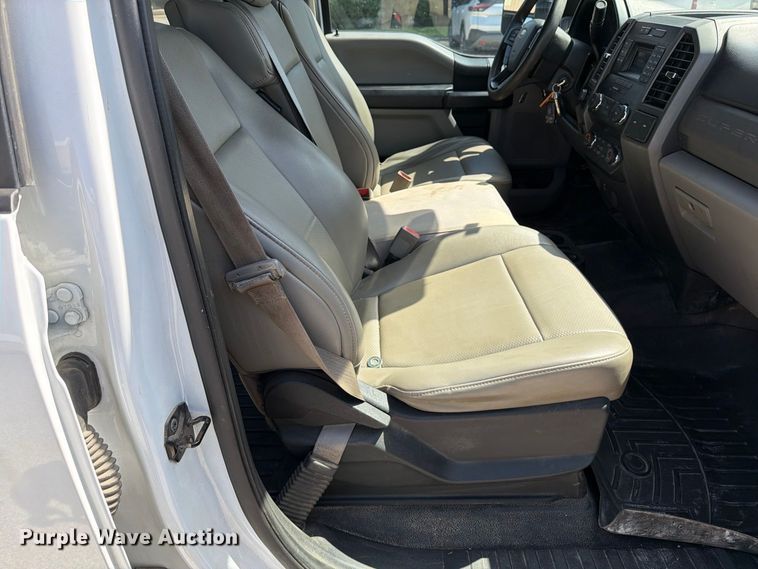 image for item EP7702 2019 Ford F350 Super Duty Crew Cab pickup truck