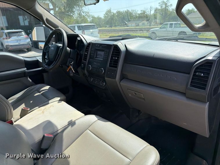 image for item EP7702 2019 Ford F350 Super Duty Crew Cab pickup truck