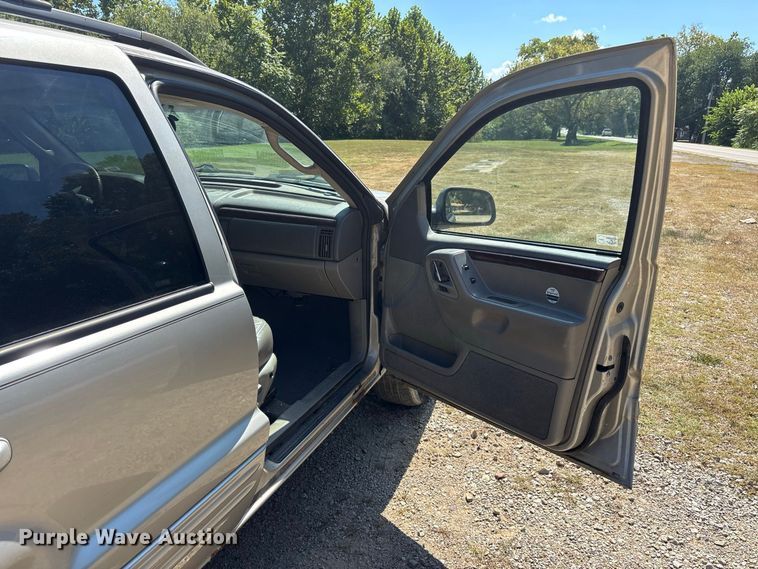 image for item ER3287 2004 Jeep Grand Cherokee Limited SUV