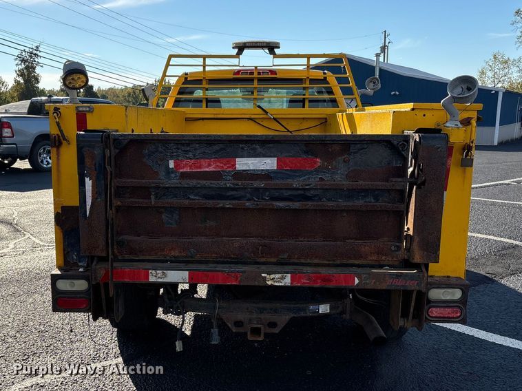 image for item ER3438 2015 Chevrolet Silverado 3500HD utility bed pickup truck