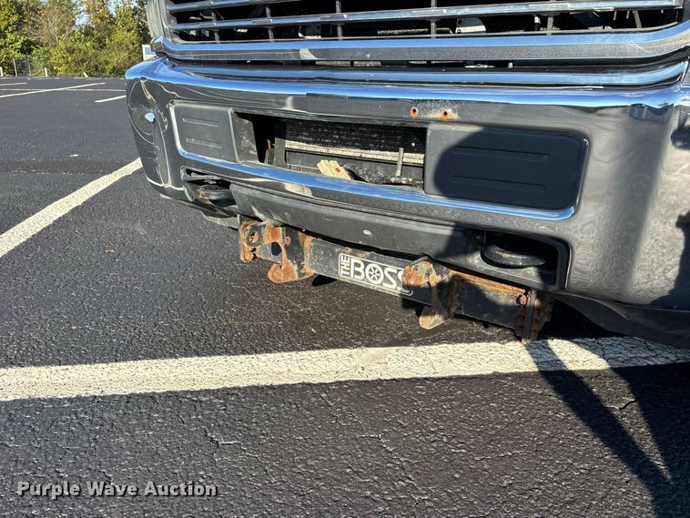 image for item ER3438 2015 Chevrolet Silverado 3500HD utility bed pickup truck