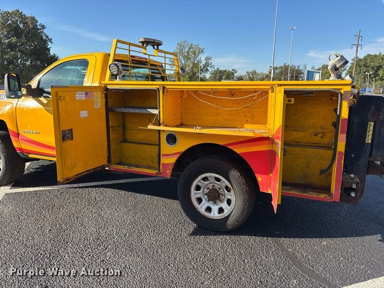 image for item ER3438 2015 Chevrolet Silverado 3500HD utility bed pickup truck