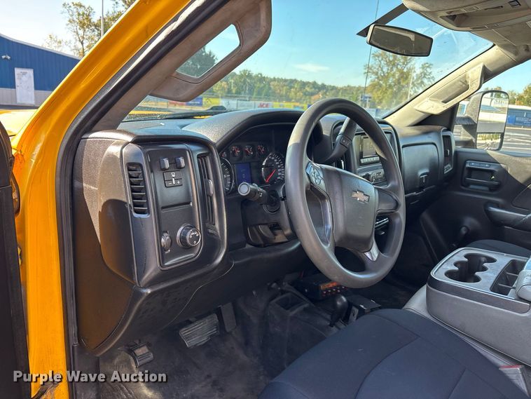 image for item ER3438 2015 Chevrolet Silverado 3500HD utility bed pickup truck