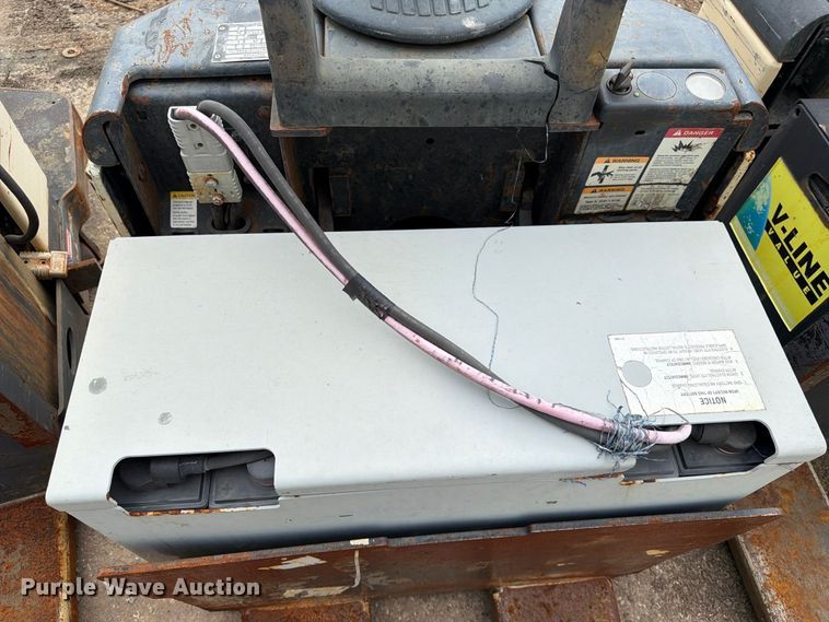 image for item ES1108 (2) Crown pallet jacks