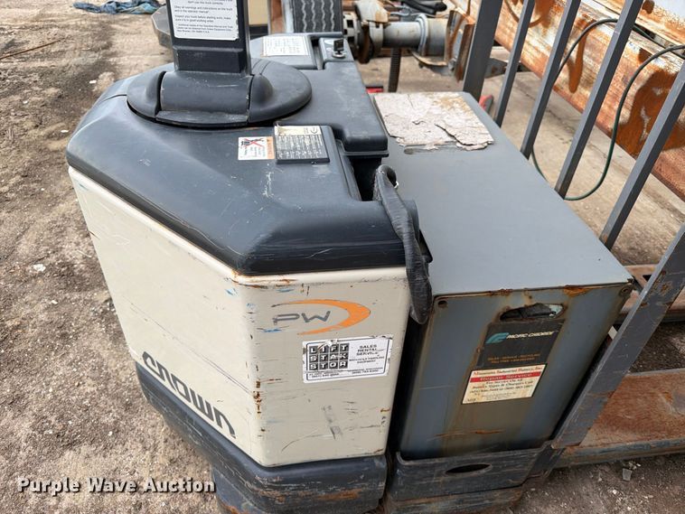 image for item ES1109 (2) Crown pallet jacks