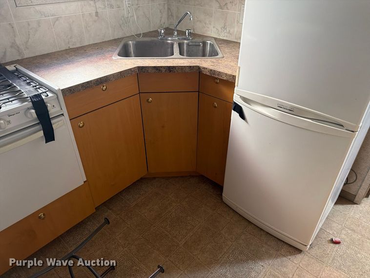 image for item EW2269 Auburn FNG/GEO-4250 skid mounted living quarters
