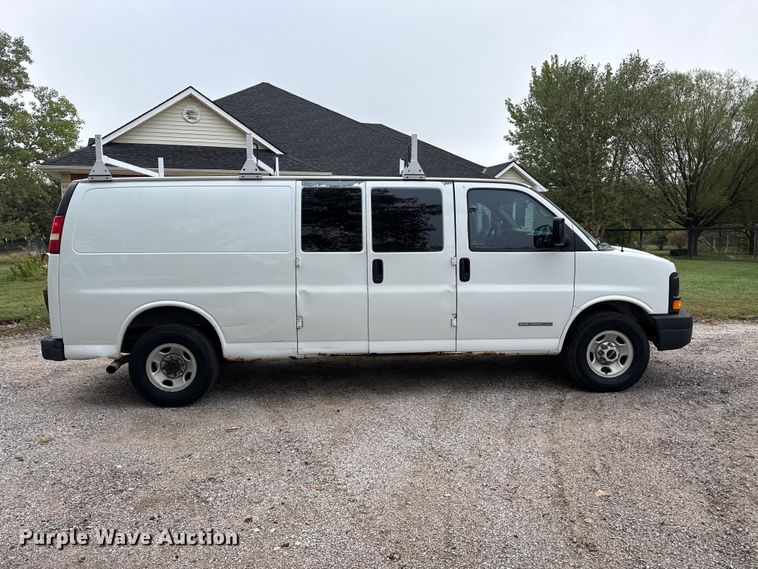 image for item EW4359 2003 GMC Savana 3500 van