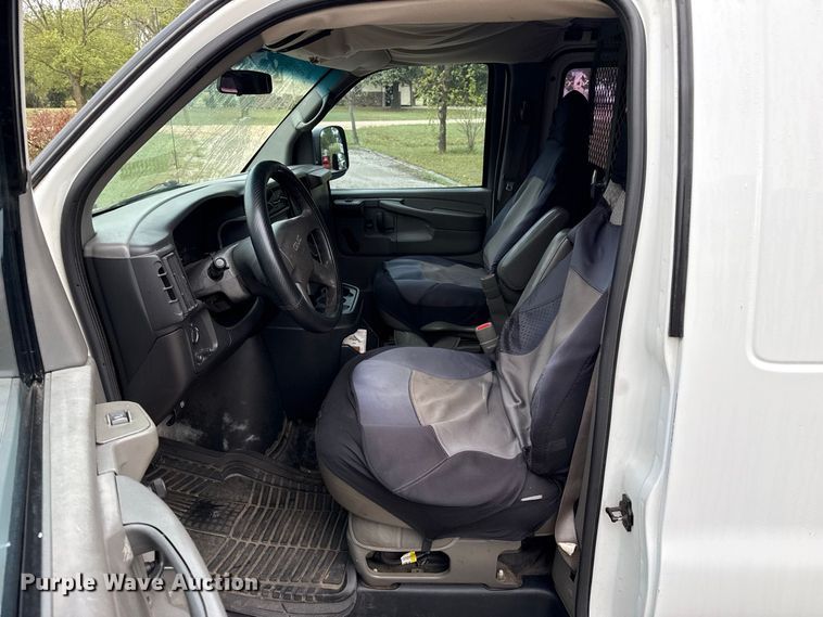 image for item EW4359 2003 GMC Savana 3500 van