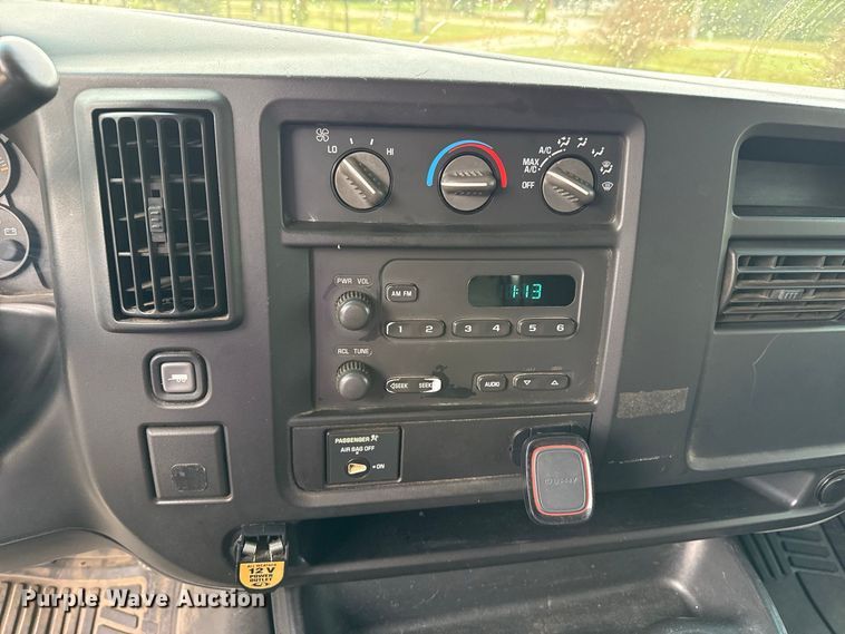 image for item EW4359 2003 GMC Savana 3500 van