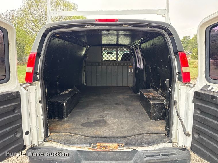 image for item EW4359 2003 GMC Savana 3500 van