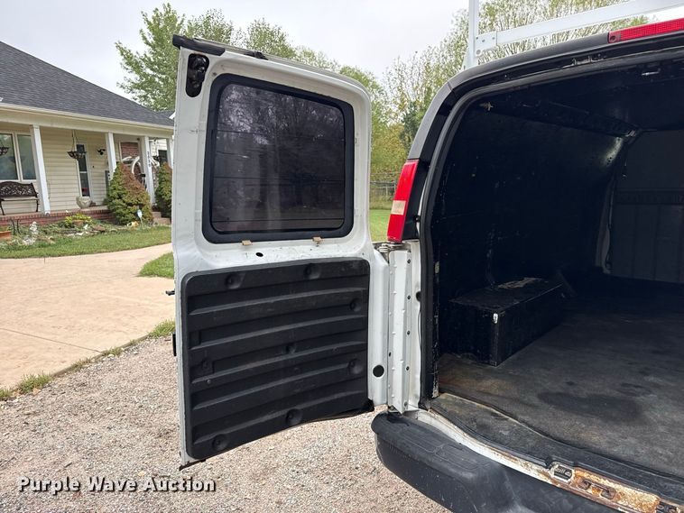 image for item EW4359 2003 GMC Savana 3500 van