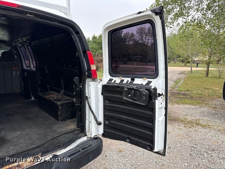 image for item EW4359 2003 GMC Savana 3500 van