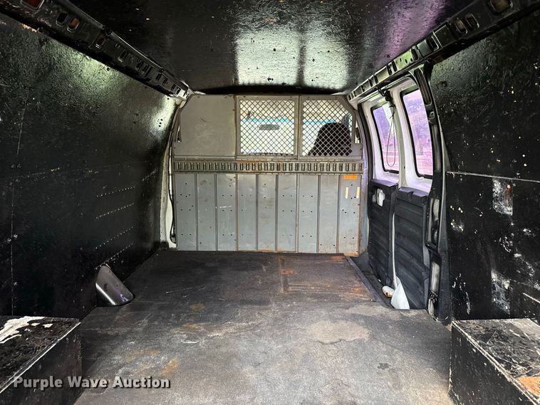 image for item EW4359 2003 GMC Savana 3500 van