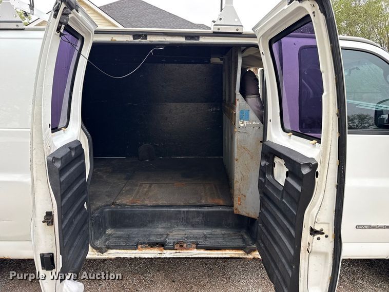 image for item EW4359 2003 GMC Savana 3500 van