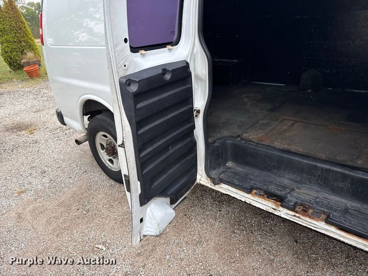 image for item EW4359 2003 GMC Savana 3500 van