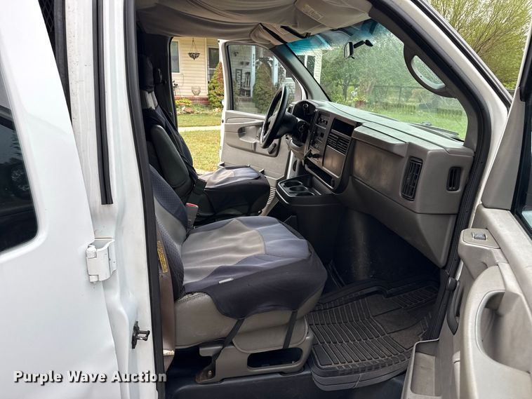 image for item EW4359 2003 GMC Savana 3500 van