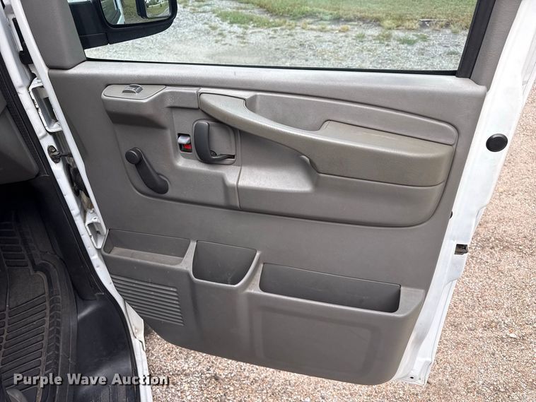 image for item EW4359 2003 GMC Savana 3500 van