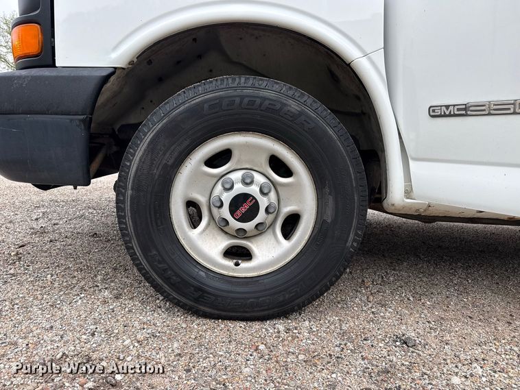 image for item EW4359 2003 GMC Savana 3500 van