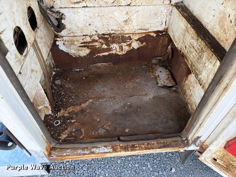 image for item EW8883 2010 Ford F550 Super Duty utility / service truck
