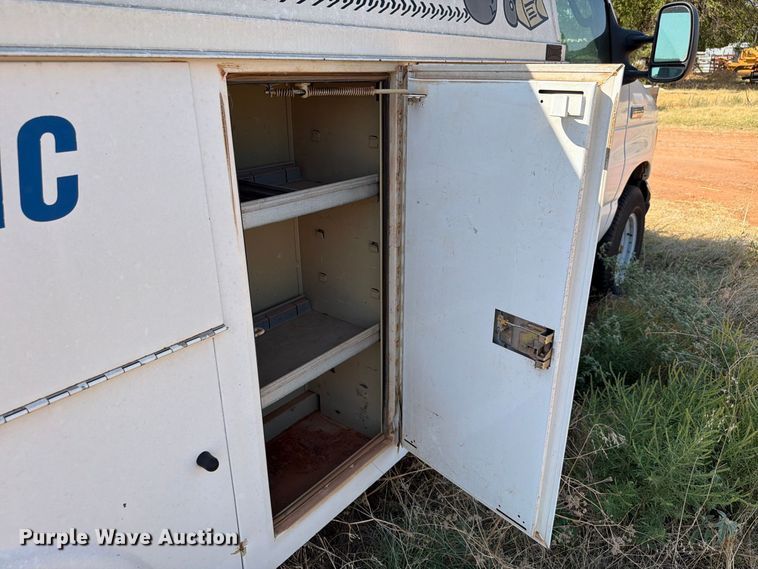 image for item EW8926 2006 Ford Econoline E350 utility van