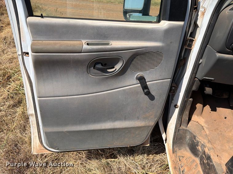 image for item EW8926 2006 Ford Econoline E350 utility van