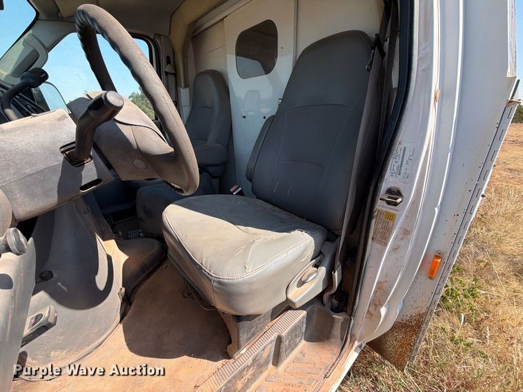 image for item EW8926 2006 Ford Econoline E350 utility van