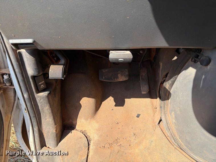 image for item EW8926 2006 Ford Econoline E350 utility van