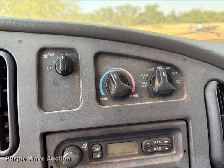 image for item EW8926 2006 Ford Econoline E350 utility van