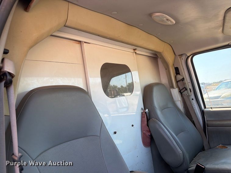 image for item EW8926 2006 Ford Econoline E350 utility van