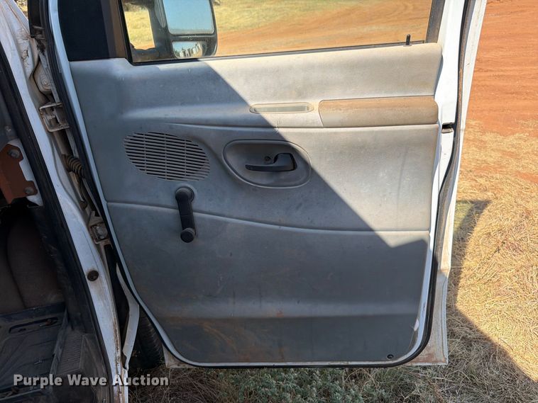 image for item EW8926 2006 Ford Econoline E350 utility van