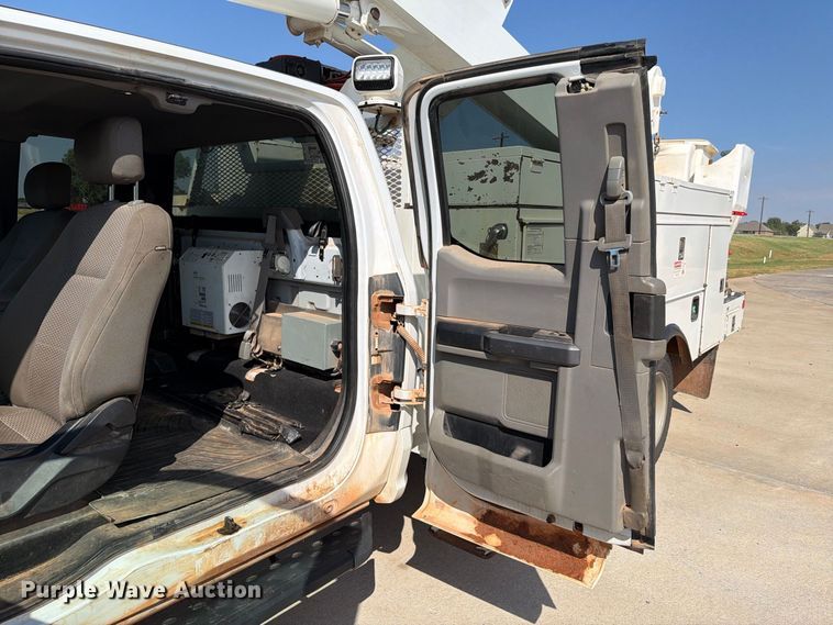 image for item EW8959 2019 Ford F550 Super Duty bucket truck