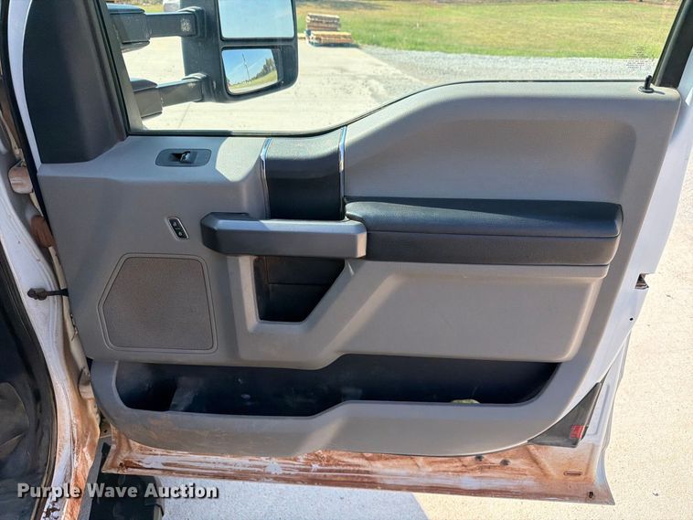 image for item EW8959 2019 Ford F550 Super Duty bucket truck