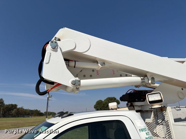 image for item EW8960 2020 RAM 5500HD bucket truck