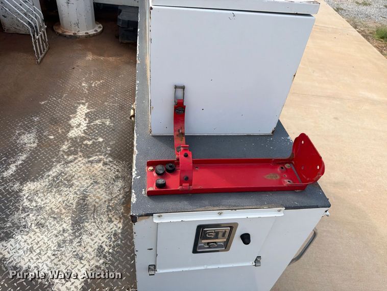 image for item EW8961 2020 RAM 5500HD bucket truck