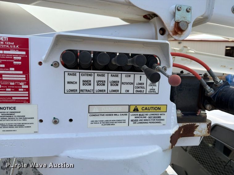 image for item EW8961 2020 RAM 5500HD bucket truck