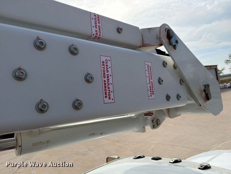 image for item EW8961 2020 RAM 5500HD bucket truck
