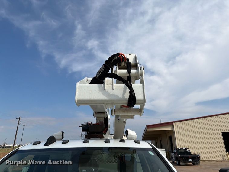 image for item EW8961 2020 RAM 5500HD bucket truck