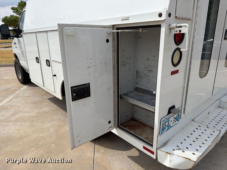 image for item EW8969 2016 Ford E350 Super Duty utility van