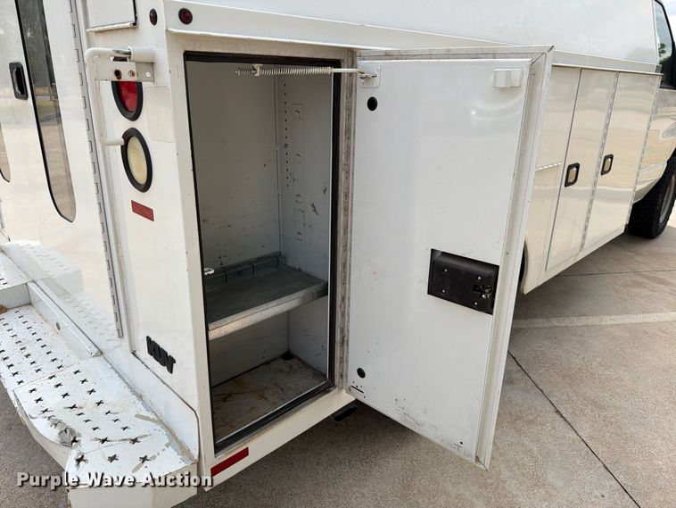 image for item EW8969 2016 Ford E350 Super Duty utility van