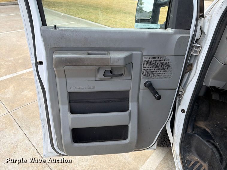 image for item EW8969 2016 Ford E350 Super Duty utility van