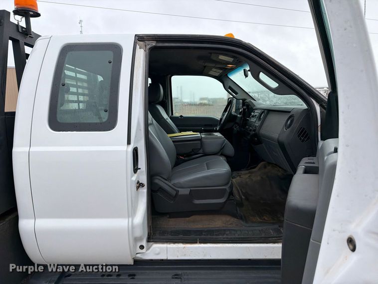 image for item EW8984 2016 Ford F550 flatbed truck