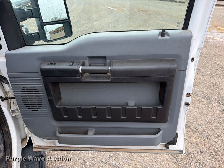 image for item EW8984 2016 Ford F550 flatbed truck