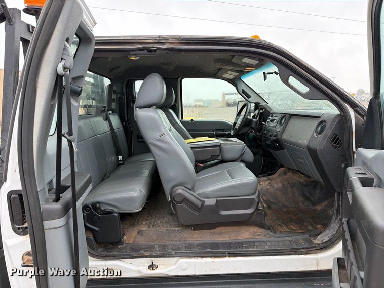 image for item EW8984 2016 Ford F550 flatbed truck